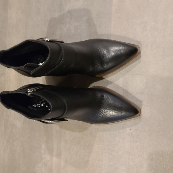 BN Vince Camuto booties - Picture 2 of 4